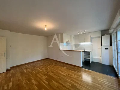 Cocina; suelo de madera, electrodomésticos, luz natural
