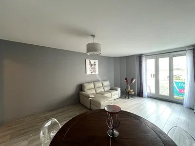 Salón; luz natural, suelo de madera
