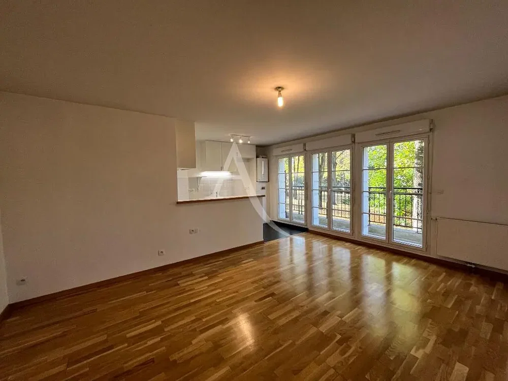 Salón; suelo de madera, luz natural