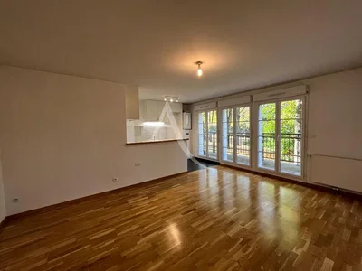 Salón; suelo de madera, luz natural