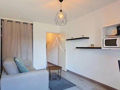 Sala de estar; luz natural, chão de madeira, estilo moderno