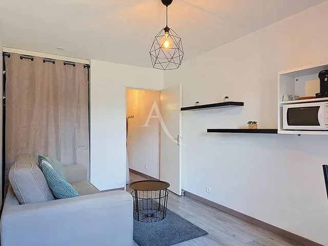 Sala de estar; luz natural, chão de madeira, estilo moderno