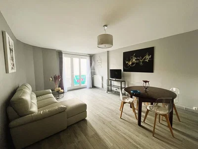 Salón; suelo de madera, luz natural, estilo moderno