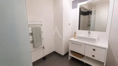 Banyo; fayans zemin, tadilatlı, doğal ışık