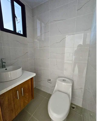 Toaleta; dlažba, přirozené světlo