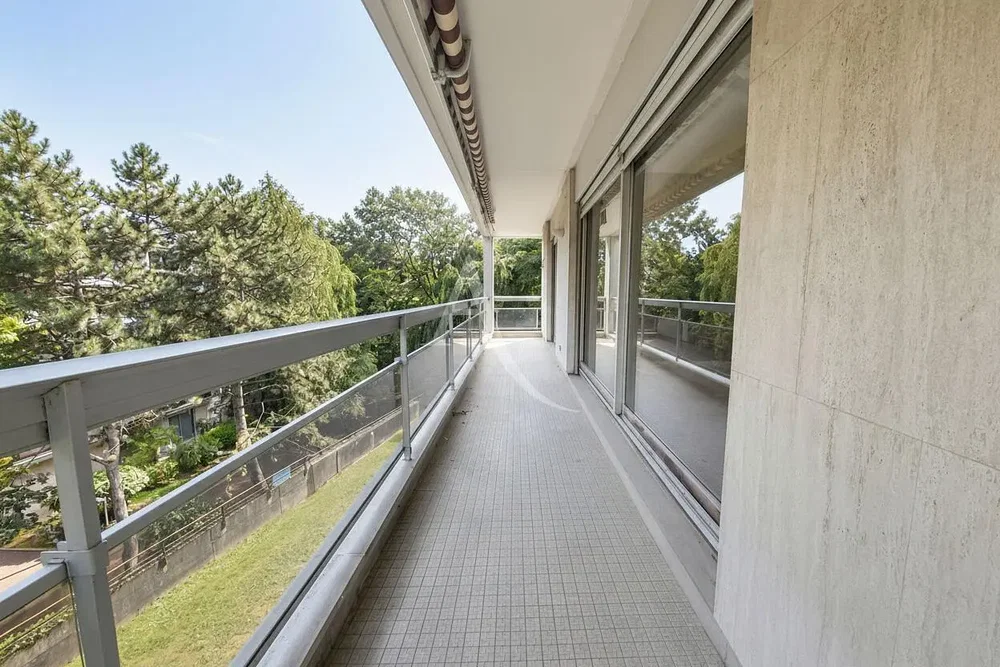 Balkon; manzara, doğal ışık, fayans zemin