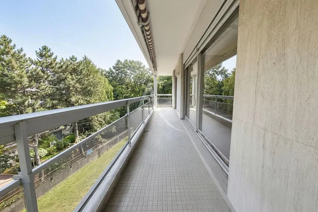 Balkon; manzara, doğal ışık, fayans zemin