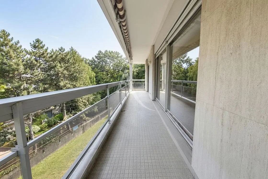 Balkon; manzara, doğal ışık, fayans zemin