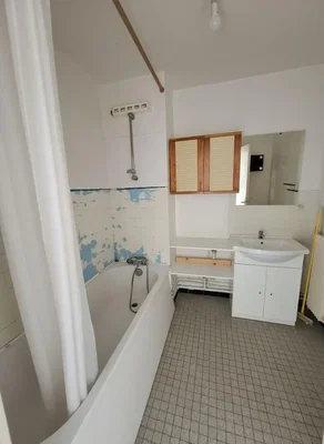 Banyo; fayans zemin, tadilat gerekiyor, doğal ışık