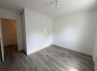 Quarto; chão de madeira, luz natural, renovado