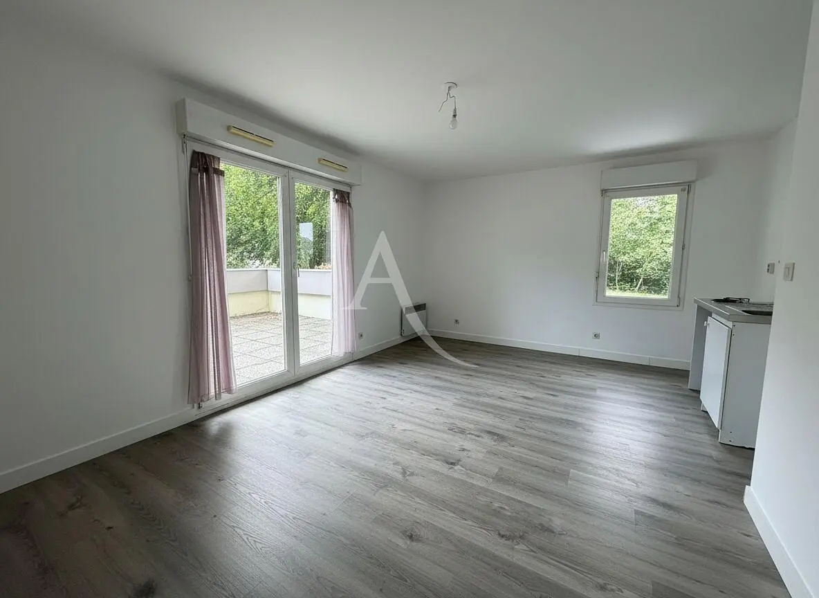 Sala de estar; chão de madeira, luz natural, renovado