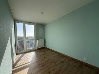 Dormitorio; suelo de madera, luz natural