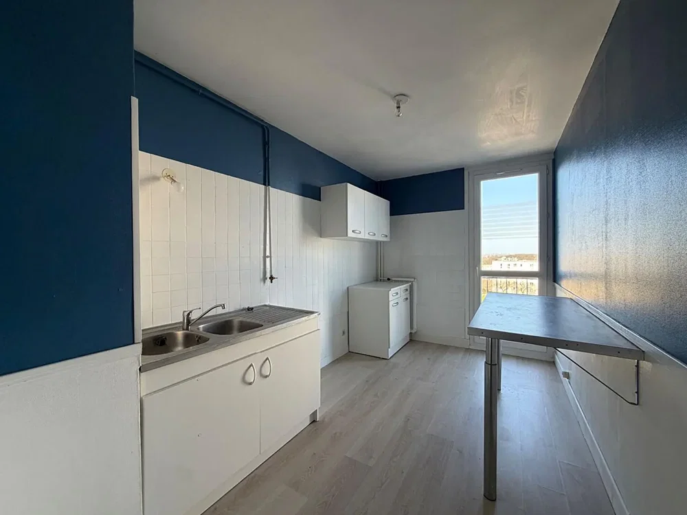 Kuhinja; pogled, prirodno svjetlo, potrebna renovacija