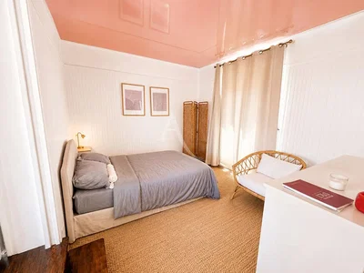 Quarto; luz natural, chão de madeira