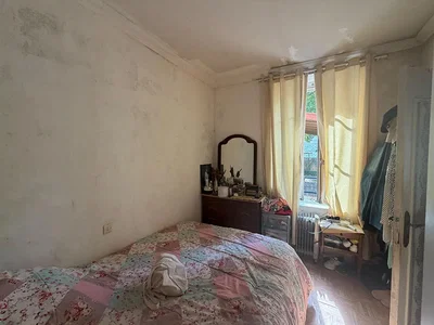 Yatak odası; tadilat gerekiyor, doğal ışık