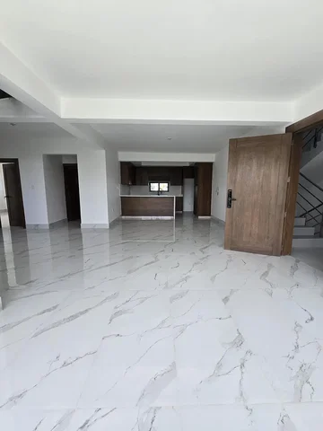 Sala de estar; chão de azulejo, luz natural