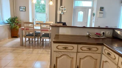 Cozinha; chão de azulejo, luz natural