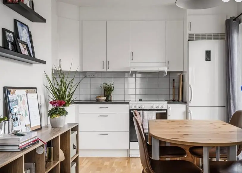 Kuhinja; kuhinjski aparati, pločice, prirodno svjetlo, moderni stil