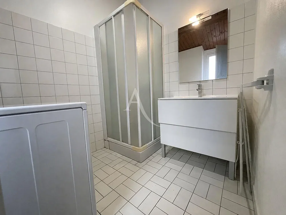 Banyo; fayans zemin, tadilatlı