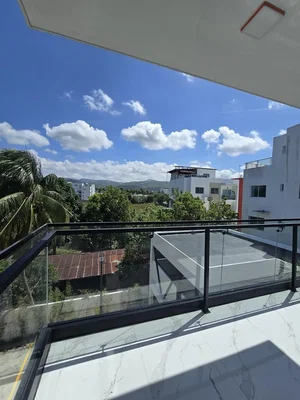 Balkon; výhled, přirozené světlo, dlažba