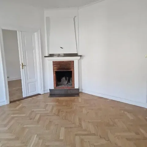 Dnevna soba; kamin, drveni pod, prirodno svjetlo