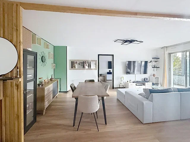 Sala de estar; luz natural, chão de madeira, estilo moderno