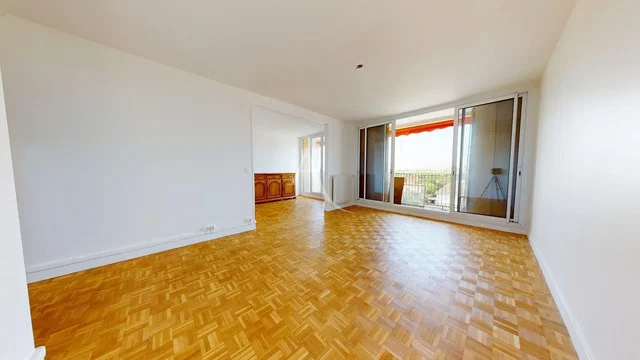 Sala de estar; chão de madeira, luz natural