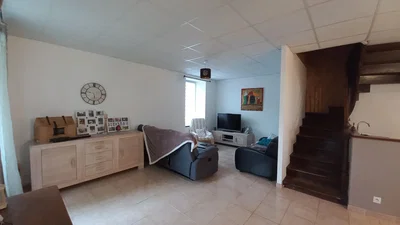 Sala de estar; luz natural, chão de madeira
