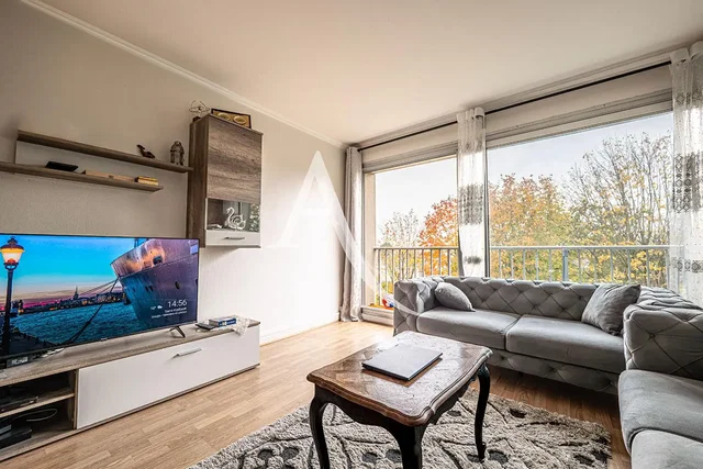 Salon; światło dzienne, podłoga drewniana, styl nowoczesny
