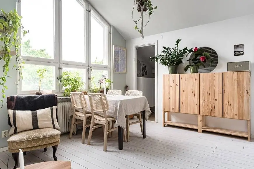 Dnevna soba; drveni pod, prirodno svjetlo, moderni stil