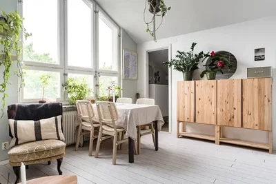 Dnevna soba; drveni pod, prirodno svjetlo, moderni stil