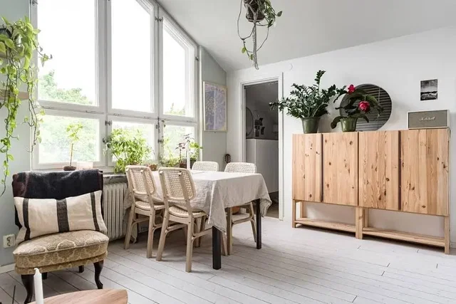 Sala de estar; chão de madeira, luz natural, estilo moderno