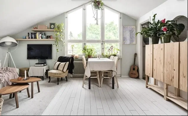 Sala de estar; chão de madeira, luz natural, estilo moderno