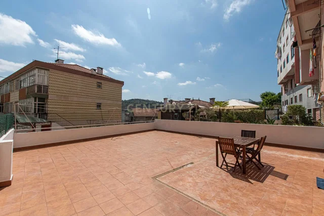 Terraço; chão de azulejo, luz natural, vista