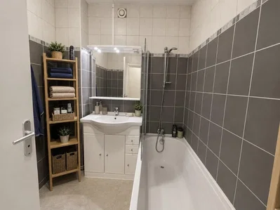 Casa de banho; chão de azulejo, luz natural, renovado