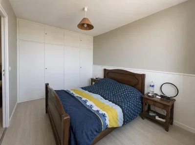Quarto; chão de madeira, luz natural