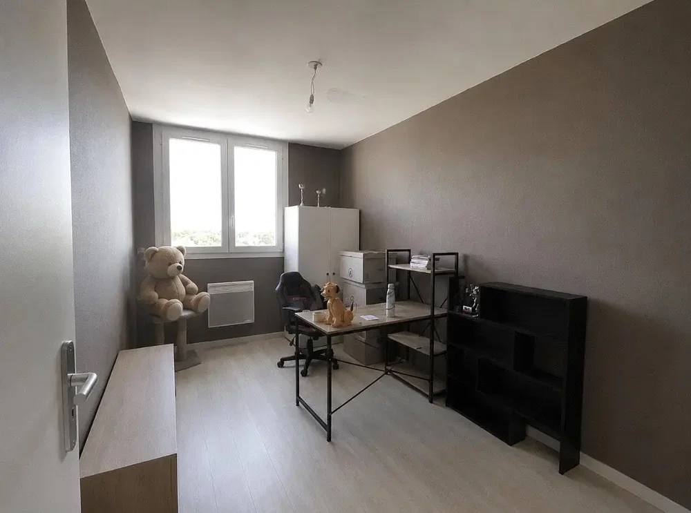 Dětský pokoj; dřevěná podlaha, přirozené světlo