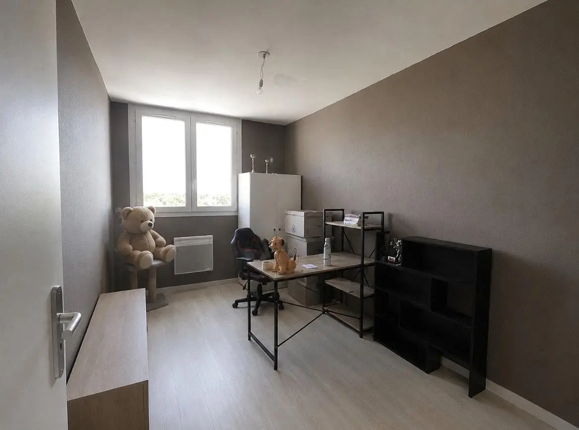 Dětský pokoj; dřevěná podlaha, přirozené světlo
