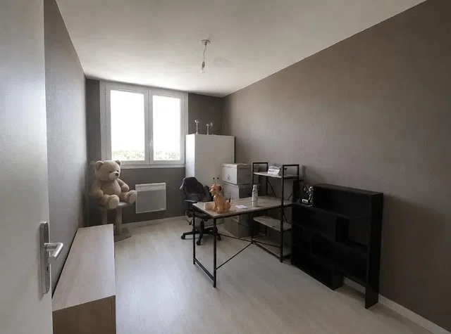 Camera dei bambini; pavimento in legno, luce naturale