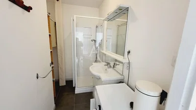 Kupaonica; pločice, prirodno svjetlo