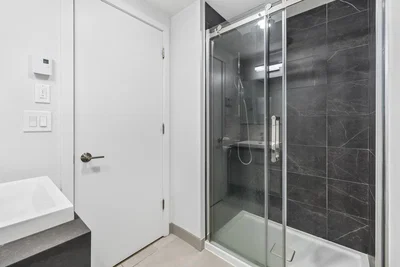 Banyo; fayans zemin, tadilatlı, doğal ışık