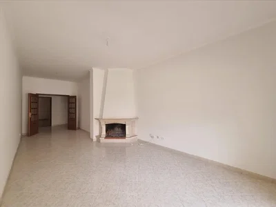 Dnevni boravak; kamin, pločice, prirodna svjetlost