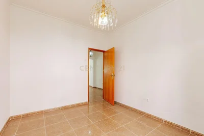 غرفة نوم; أرضية من البلاط, ضوء طبيعي