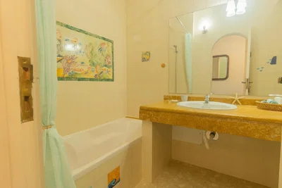 Badezimmer; fliesenboden, tageslicht