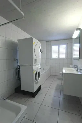 Badezimmer; fliesenboden, tageslicht