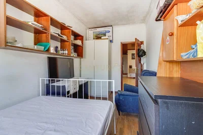 Spavaća soba; drveni pod, potrebna renovacija