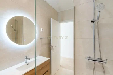 Banyo; fayans zemin, tadilatlı, doğal ışık