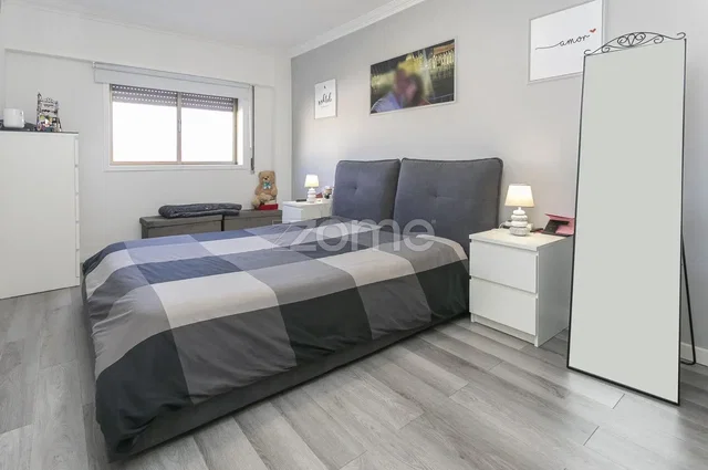 Dormitorio; suelo de madera, suelo de baldosas, luz natural