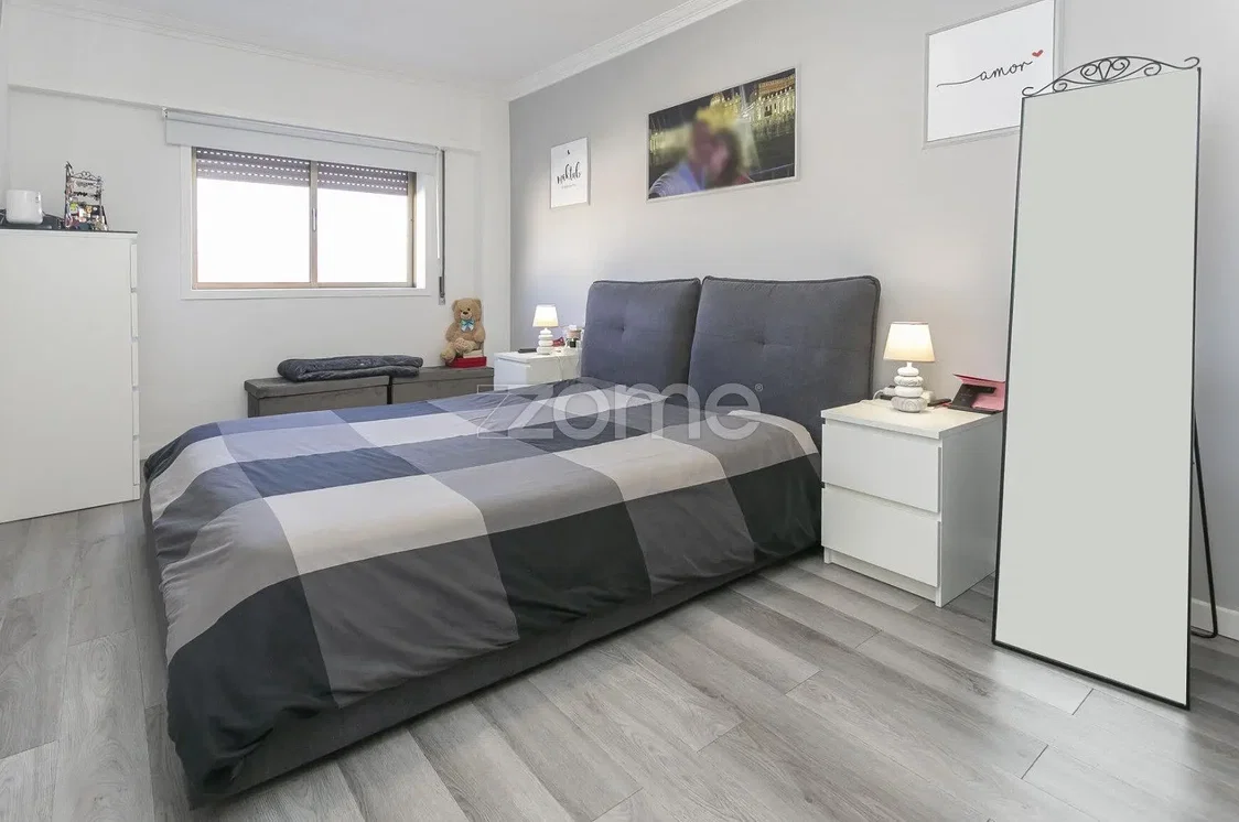 Slaapkamer; houten vloer, tegelvloer, natuurlijk licht