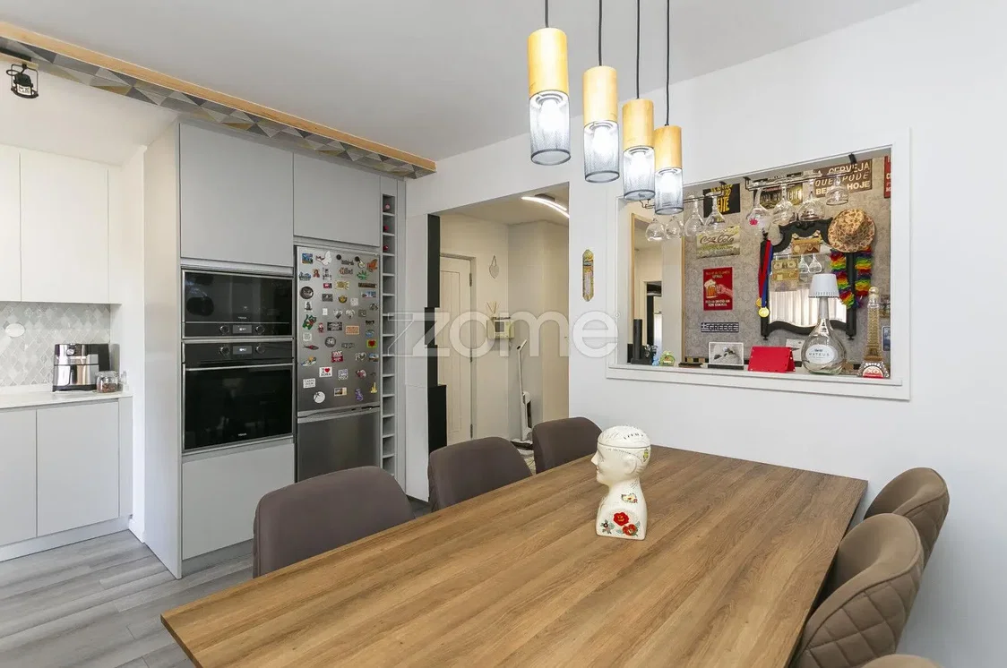 Küche; küchengeräte, holzboden, tageslicht, moderner stil